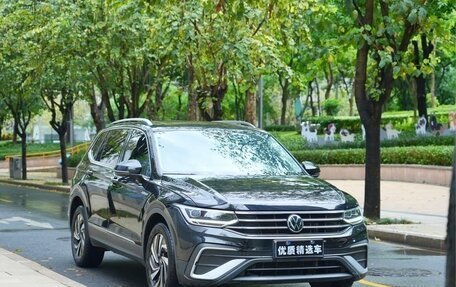 Volkswagen Tiguan II, 2022 год, 2 300 000 рублей, 3 фотография