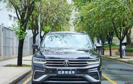 Volkswagen Tiguan II, 2022 год, 2 300 000 рублей, 2 фотография