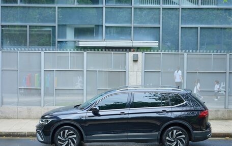 Volkswagen Tiguan II, 2022 год, 2 300 000 рублей, 4 фотография