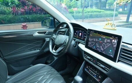 Volkswagen Tiguan II, 2022 год, 2 300 000 рублей, 18 фотография