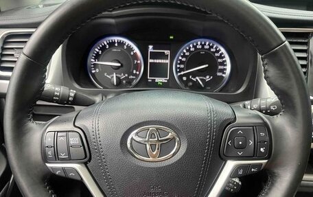Toyota Highlander, 2021 год, 2 743 000 рублей, 22 фотография