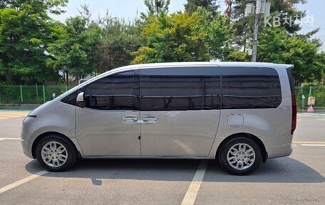 Hyundai Staria, 2022 год, 2 700 000 рублей, 4 фотография