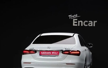 Mercedes-Benz E-Класс, 2022 год, 3 250 000 рублей, 4 фотография
