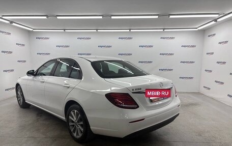 Mercedes-Benz E-Класс, 2019 год, 3 200 000 рублей, 6 фотография
