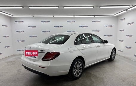 Mercedes-Benz E-Класс, 2019 год, 3 200 000 рублей, 4 фотография