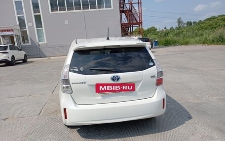 Toyota Prius Alpha I (ZVW40/41), 2013 год, 940 000 рублей, 2 фотография