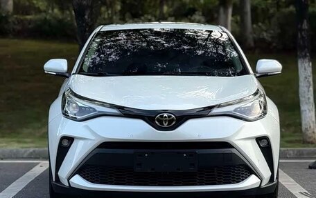 Toyota C-HR I рестайлинг, 2022 год, 1 640 000 рублей, 2 фотография