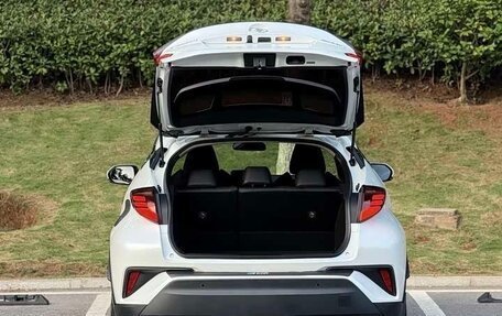Toyota C-HR I рестайлинг, 2022 год, 1 640 000 рублей, 7 фотография