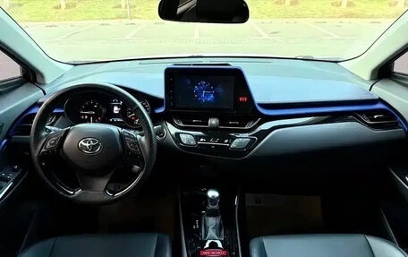 Toyota C-HR I рестайлинг, 2022 год, 1 640 000 рублей, 10 фотография