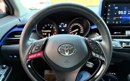 Toyota C-HR I рестайлинг, 2022 год, 1 640 000 рублей, 11 фотография