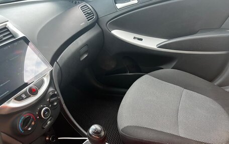 Hyundai Solaris II рестайлинг, 2011 год, 870 000 рублей, 4 фотография