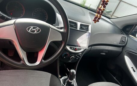 Hyundai Solaris II рестайлинг, 2011 год, 870 000 рублей, 6 фотография