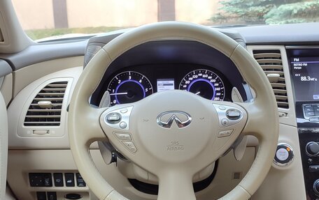 Infiniti QX70, 2015 год, 2 300 000 рублей, 10 фотография
