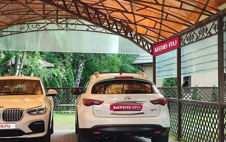 Infiniti QX70, 2015 год, 2 300 000 рублей, 2 фотография