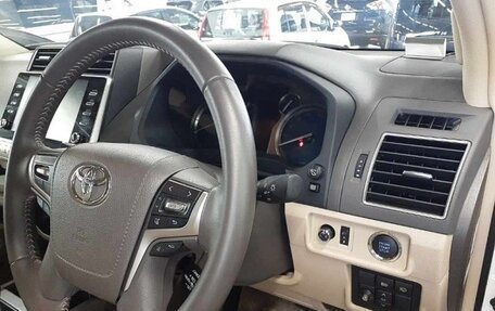 Toyota Land Cruiser Prado 150 рестайлинг 2, 2022 год, 3 900 000 рублей, 5 фотография