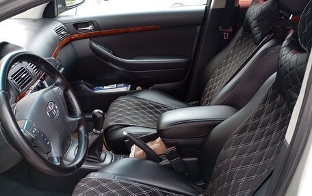 Toyota Avensis III рестайлинг, 2005 год, 780 000 рублей, 1 фотография