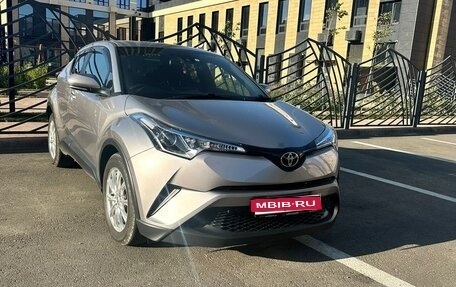 Toyota C-HR I рестайлинг, 2017 год, 2 000 000 рублей, 1 фотография