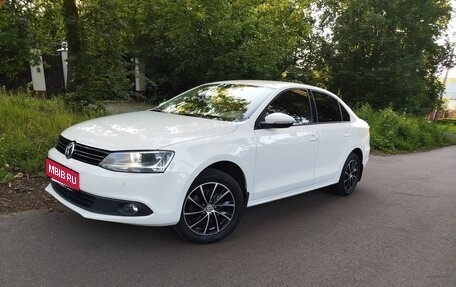Volkswagen Jetta VI, 2013 год, 1 250 000 рублей, 2 фотография