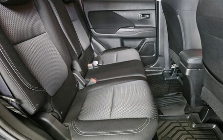 Mitsubishi Outlander III рестайлинг 3, 2019 год, 1 645 000 рублей, 13 фотография