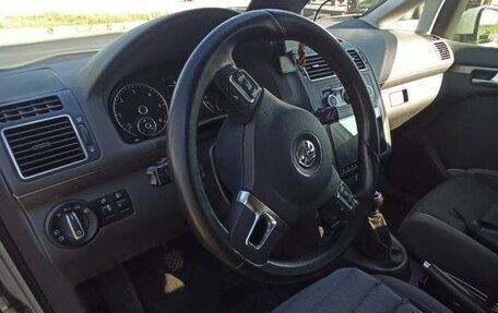 Volkswagen Touran III, 2010 год, 950 000 рублей, 2 фотография