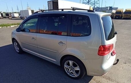 Volkswagen Touran III, 2010 год, 950 000 рублей, 4 фотография