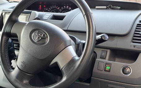 Toyota Noah III, 2007 год, 1 390 000 рублей, 12 фотография