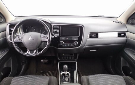 Mitsubishi Outlander III рестайлинг 3, 2018 год, 1 920 000 рублей, 12 фотография