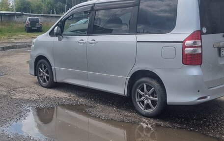 Toyota Noah III, 2013 год, 1 649 000 рублей, 6 фотография