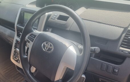 Toyota Noah III, 2013 год, 1 649 000 рублей, 11 фотография