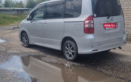 Toyota Noah III, 2013 год, 1 649 000 рублей, 5 фотография