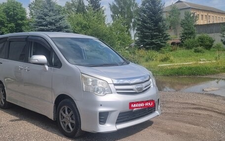 Toyota Noah III, 2013 год, 1 649 000 рублей, 4 фотография
