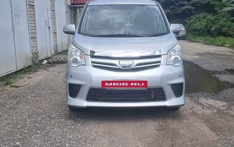Toyota Noah III, 2013 год, 1 649 000 рублей, 2 фотография