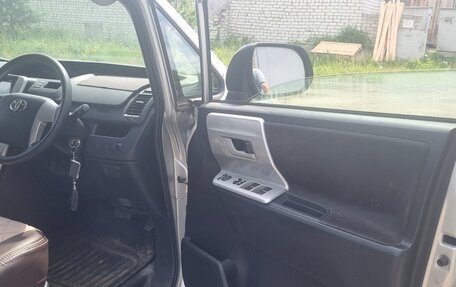 Toyota Noah III, 2013 год, 1 649 000 рублей, 17 фотография