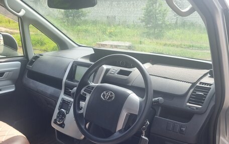 Toyota Noah III, 2013 год, 1 649 000 рублей, 19 фотография