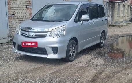 Toyota Noah III, 2013 год, 1 649 000 рублей, 3 фотография