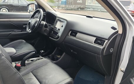 Mitsubishi Outlander III рестайлинг 3, 2015 год, 1 599 000 рублей, 12 фотография