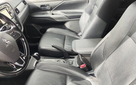 Mitsubishi Outlander III рестайлинг 3, 2015 год, 1 599 000 рублей, 13 фотография