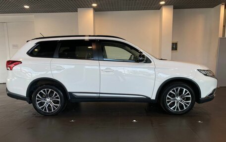 Mitsubishi Outlander III рестайлинг 3, 2016 год, 1 950 000 рублей, 2 фотография