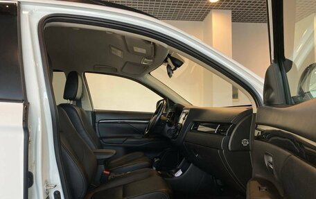 Mitsubishi Outlander III рестайлинг 3, 2016 год, 1 950 000 рублей, 28 фотография