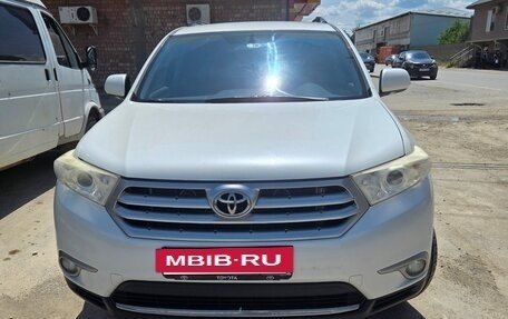 Toyota Highlander III, 2013 год, 1 899 999 рублей, 2 фотография