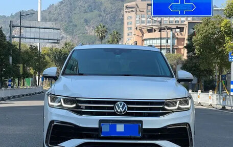 Volkswagen Tiguan II, 2022 год, 2 989 810 рублей, 2 фотография