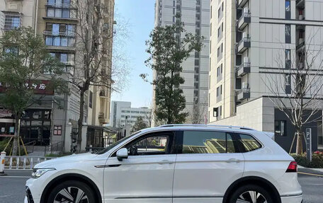 Volkswagen Tiguan II, 2022 год, 2 989 810 рублей, 7 фотография