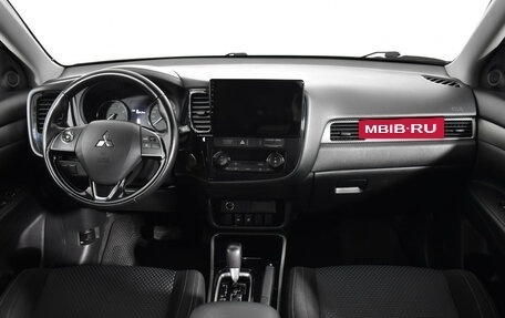 Mitsubishi Outlander III рестайлинг 3, 2018 год, 1 800 000 рублей, 10 фотография