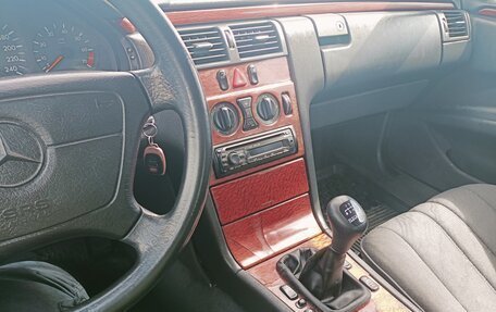 Mercedes-Benz E-Класс, 1996 год, 310 000 рублей, 4 фотография