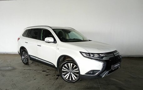 Mitsubishi Outlander III рестайлинг 3, 2018 год, 2 987 000 рублей, 3 фотография