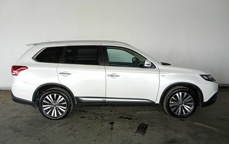 Mitsubishi Outlander III рестайлинг 3, 2018 год, 2 987 000 рублей, 8 фотография