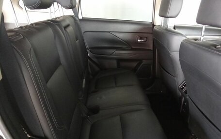 Mitsubishi Outlander III рестайлинг 3, 2018 год, 2 987 000 рублей, 10 фотография