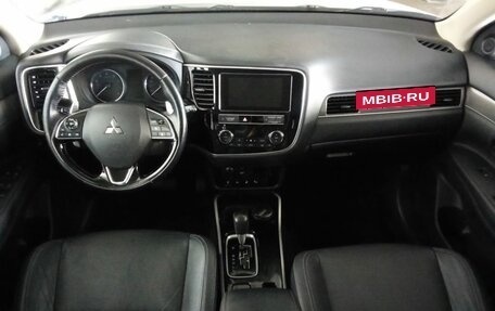 Mitsubishi Outlander III рестайлинг 3, 2018 год, 2 987 000 рублей, 9 фотография