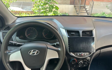 Hyundai Solaris II рестайлинг, 2011 год, 800 000 рублей, 14 фотография