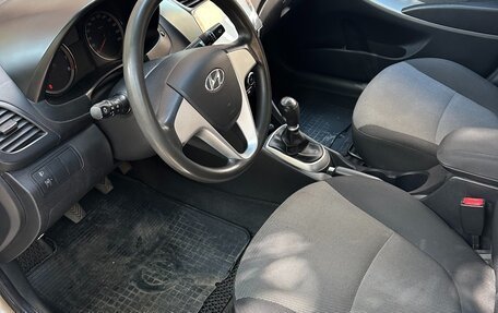 Hyundai Solaris II рестайлинг, 2011 год, 800 000 рублей, 19 фотография